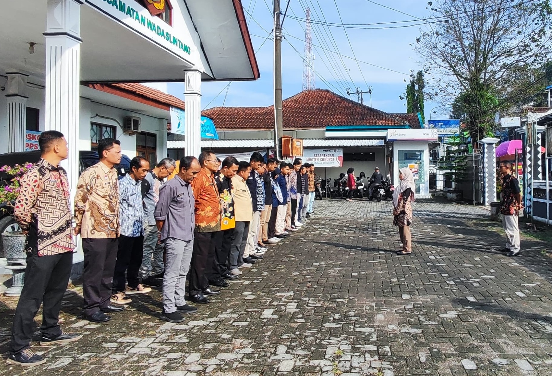 apel-pagi-terakhir-selamat-purna-tugas-bu-yayuk